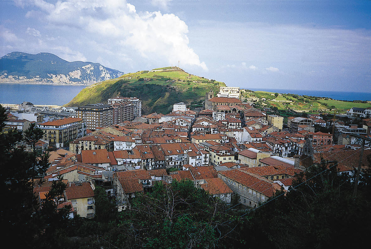 8.- Laredo (Cantabria) | Laredo, una villa del Camino del Norte que aún conserva un antiguo hospital del siglo XV que acogía a los peregrinos que llegaban de otros pueblos del Camino de Santiago. La ruta jacobea tiene planes para todos los gustos, así como la playa Salvé es un lugar idóneo para darse un chapuzón -en la imagen-.