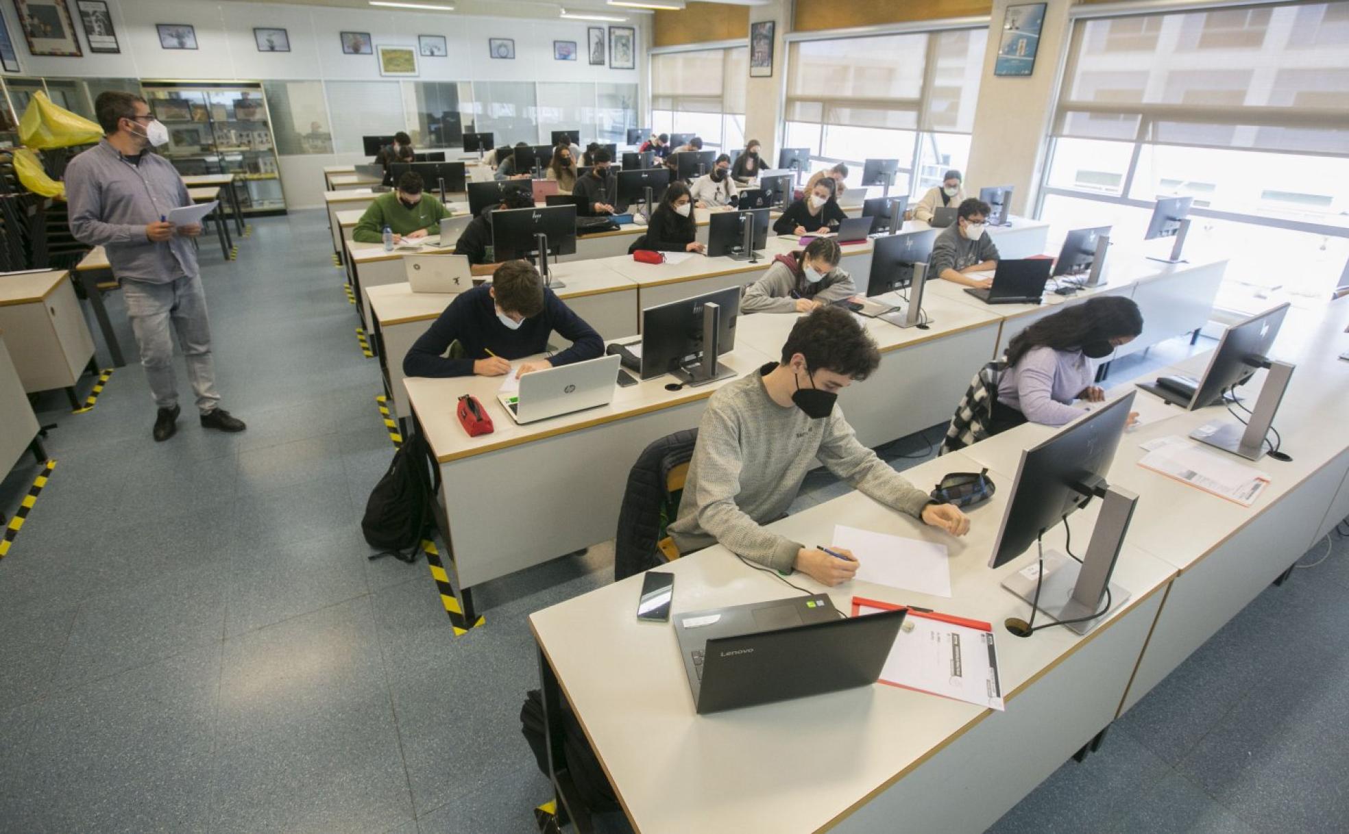 t Vuelta a las aulas. Alumnos de la UPV en marzo, cuando se reanudó la presencialidad tras bajar la incidencia del virus. damián torres