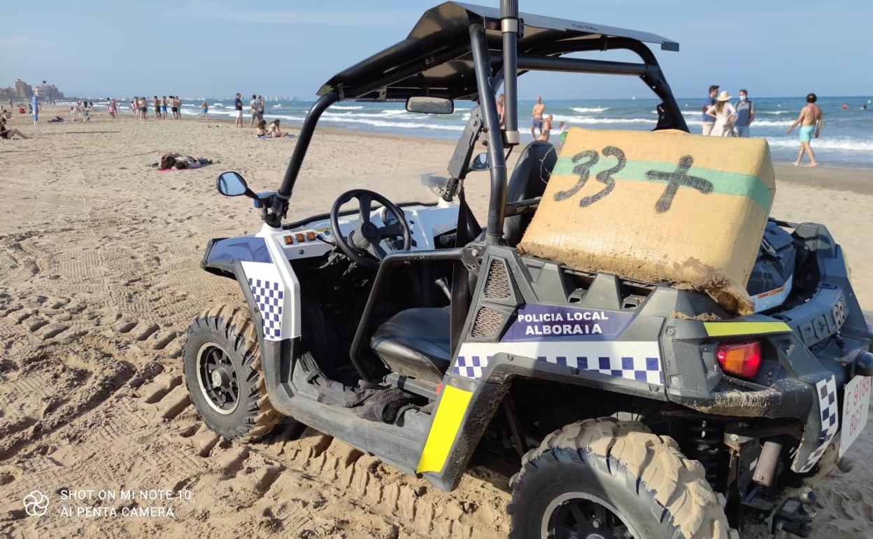 Uno de los cuatro fardos de hachís hallados en la playa de la Patacona. 