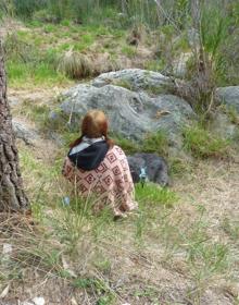 Imagen secundaria 2 - Momentos de algunas sesiones de doga, que favorecen la relajación y el contacto de nuestras mascotas con la naturaleza.