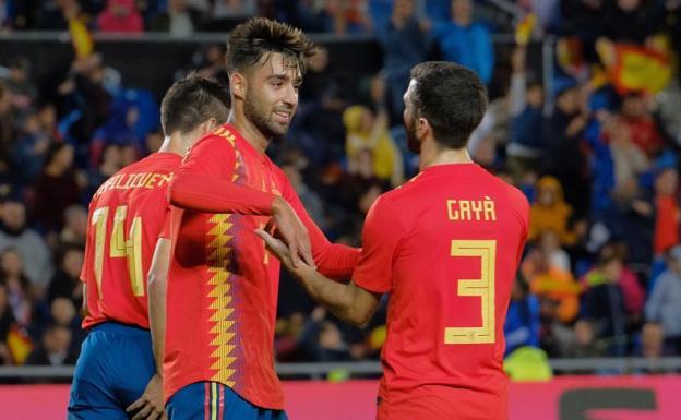 Brais Méndez, junto a José Luis Gayà con un partido de España. 