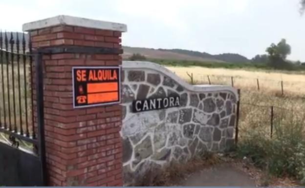 Cartel de «Se alquila» en la puerta de la finca. 