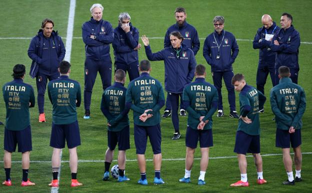 Mancini imparte instrucciones a los seleccionados antes de un reciente entrenamiento. 