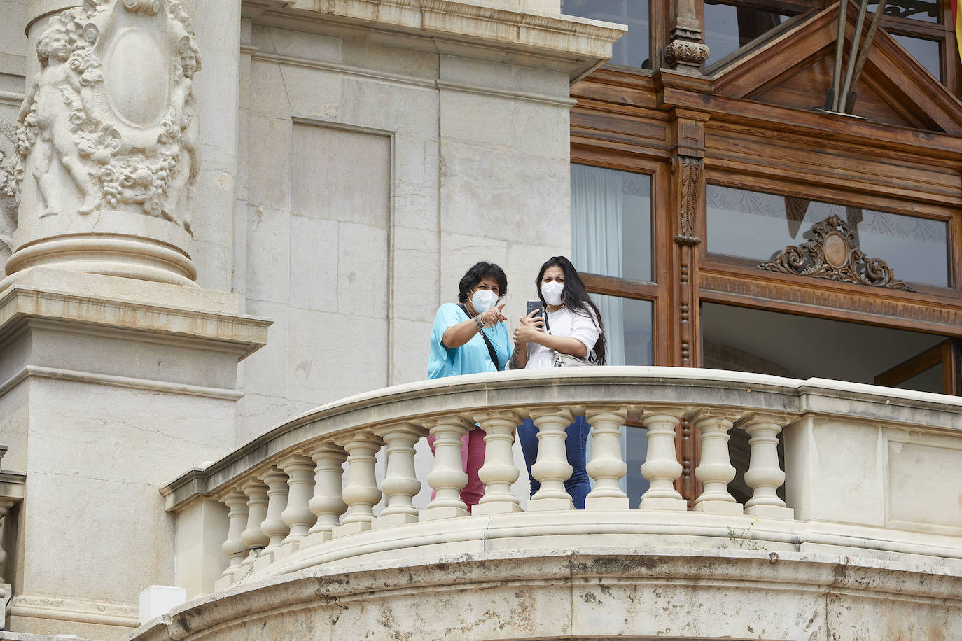 Este martes la Casa Consistorial ha vuelto a abrir sus puertas tras más de un año cerrada al público por la pandemia. Valencia ha vuelto a asomarse al balcón del Ayuntamiento de Valencia, estas son sus vistas.