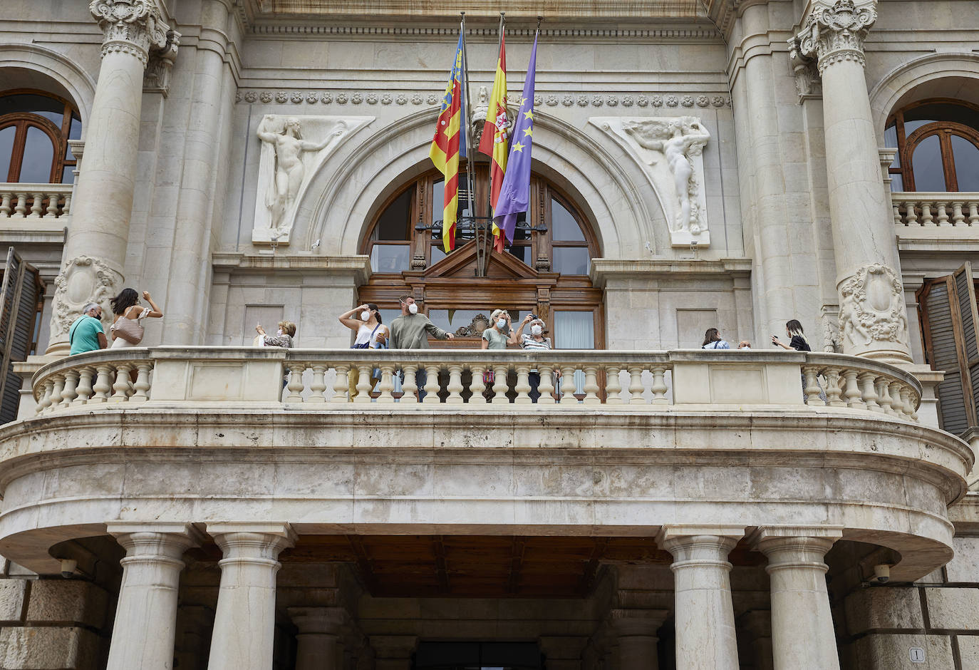 Este martes la Casa Consistorial ha vuelto a abrir sus puertas tras más de un año cerrada al público por la pandemia. Valencia ha vuelto a asomarse al balcón del Ayuntamiento de Valencia, estas son sus vistas.