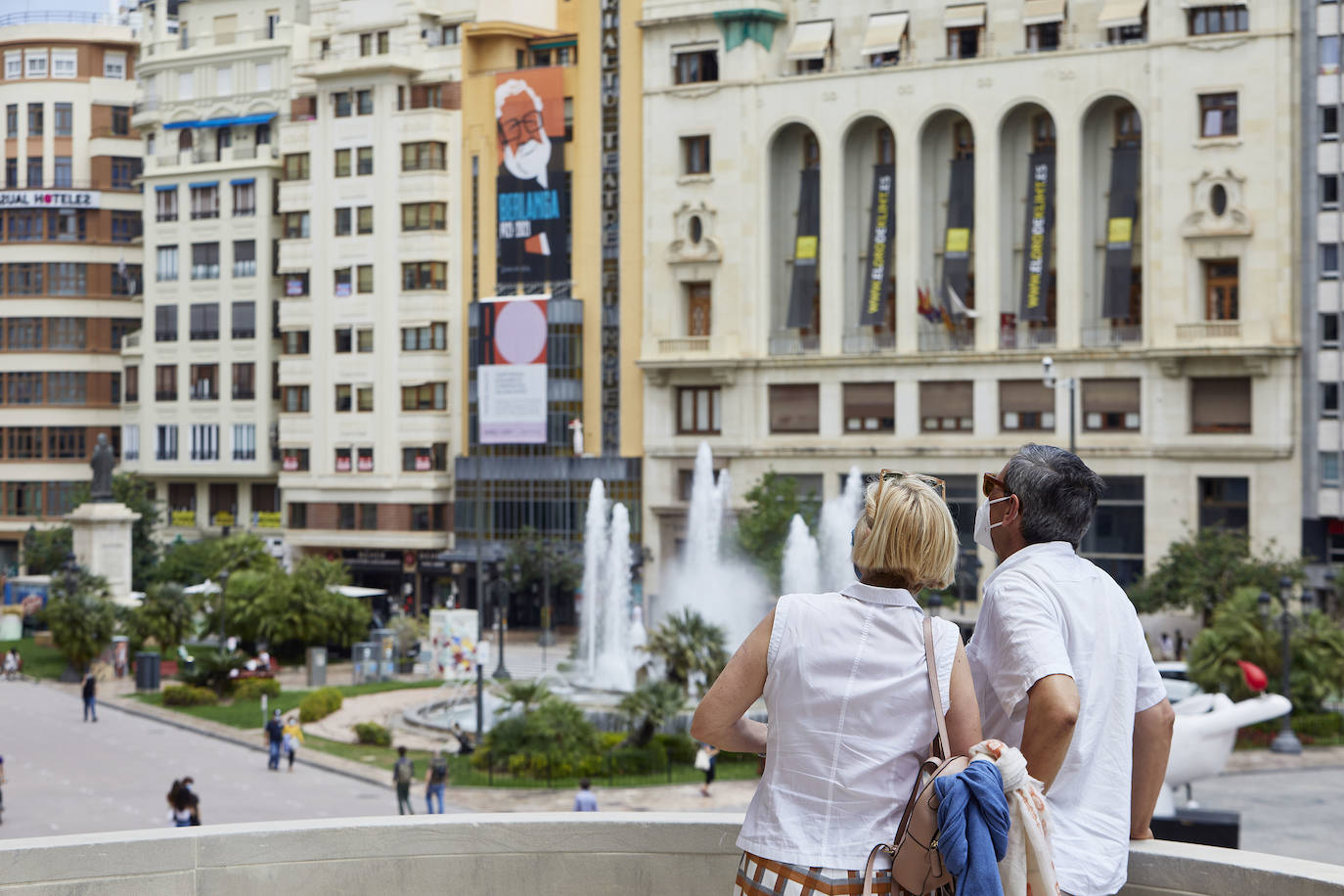 Este martes la Casa Consistorial ha vuelto a abrir sus puertas tras más de un año cerrada al público por la pandemia. Valencia ha vuelto a asomarse al balcón del Ayuntamiento de Valencia, estas son sus vistas.