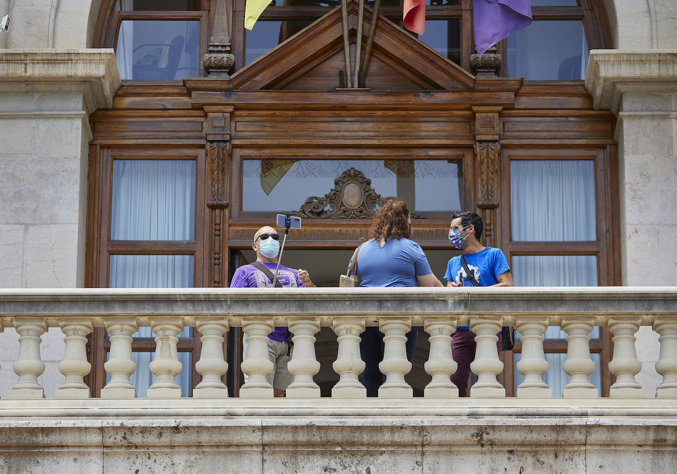 Este martes la Casa Consistorial ha vuelto a abrir sus puertas tras más de un año cerrada al público por la pandemia. Valencia ha vuelto a asomarse al balcón del Ayuntamiento de Valencia, estas son sus vistas.