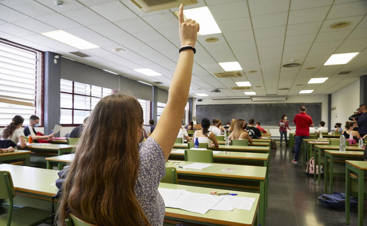 Alumnos en la UPV instantes antes de empezar la selectividad. 