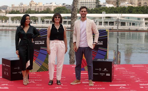 La directora Judith Colell entre los actores Sterlyn Ramírez y Marc Clotet, protagonistas de '15 horas'. 