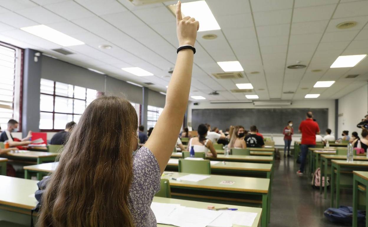 Alumnos durante la prueba de Selectividad. 