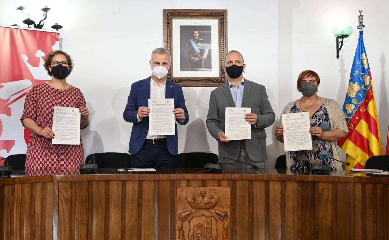 Autoridades presentes en la firma del convenio. 