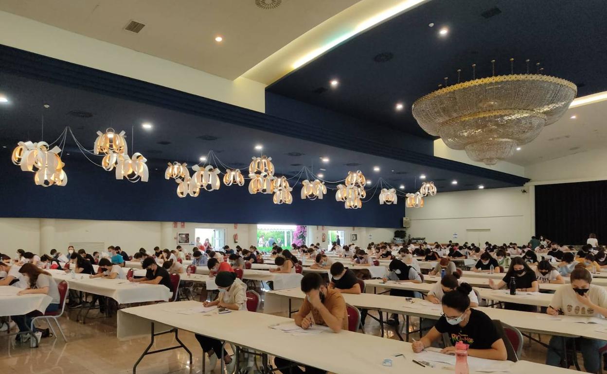 Alumnos en el salón de eventos La Cotonera de Alzira.