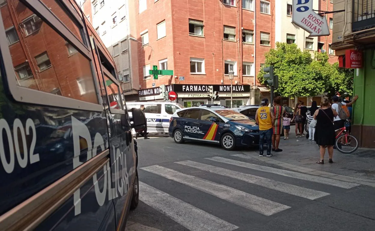 Tres vehículos policiales, ayer, en la calle donde se pelearon los dos grupos. 