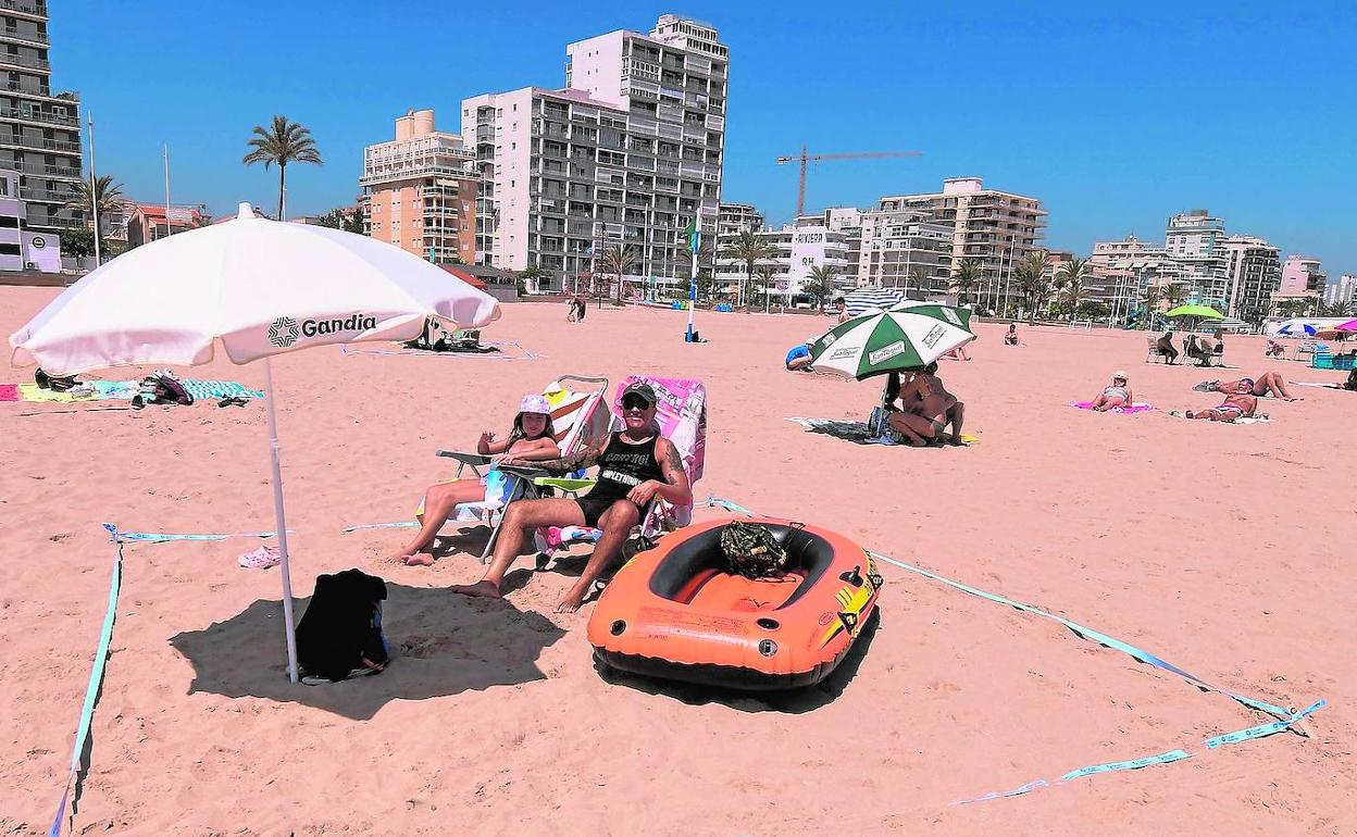 La playa de Gandía, con una zona parcelada para mantener la distancia de seguridad.