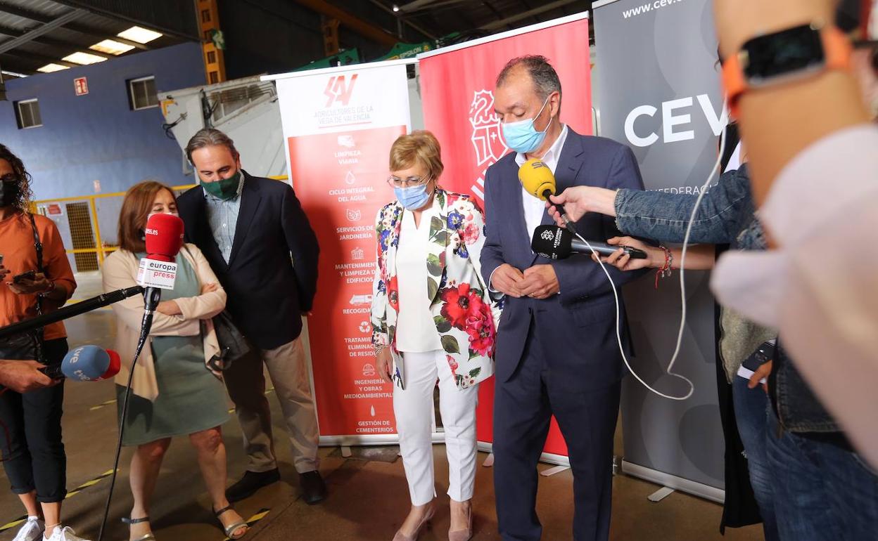 La consellera Barceló junto al presidente de la CEV, Salvador Navarro, y el de Agricultores de la Vega, Ricardo Martínez. 