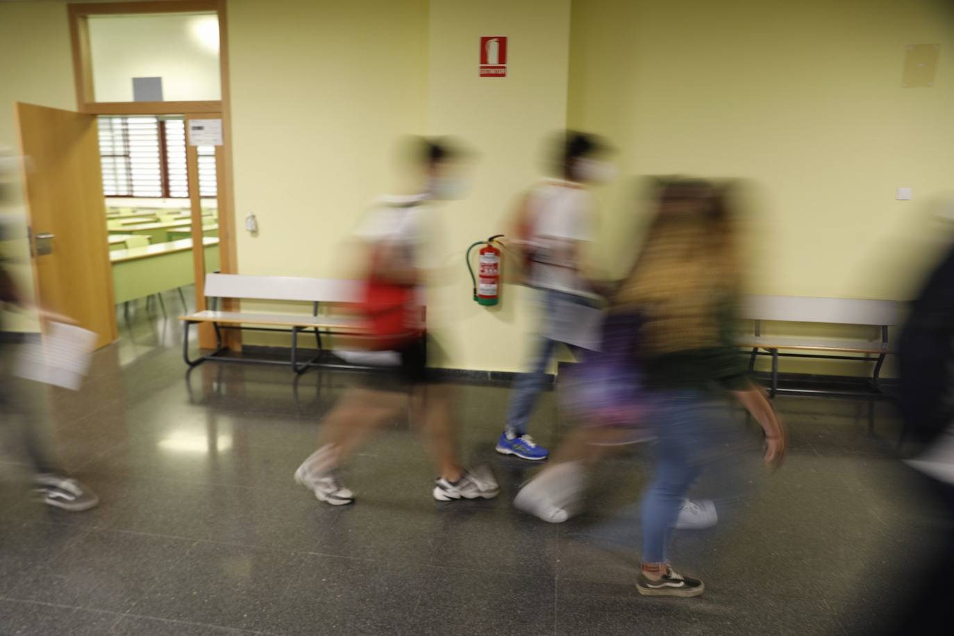 Las Pruebas de Acceso a la Universidad (PAU), la selectividad, han arrancado este martes en los campus de las cinco instituciones públicas con el examen de Historia de España. Un total de 24.557 estudiantes se han matriculado en las pruebas, que se prolongarán hasta el jueves. 