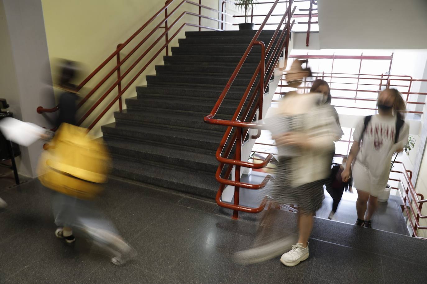 Las Pruebas de Acceso a la Universidad (PAU), la selectividad, han arrancado este martes en los campus de las cinco instituciones públicas con el examen de Historia de España. Un total de 24.557 estudiantes se han matriculado en las pruebas, que se prolongarán hasta el jueves. 