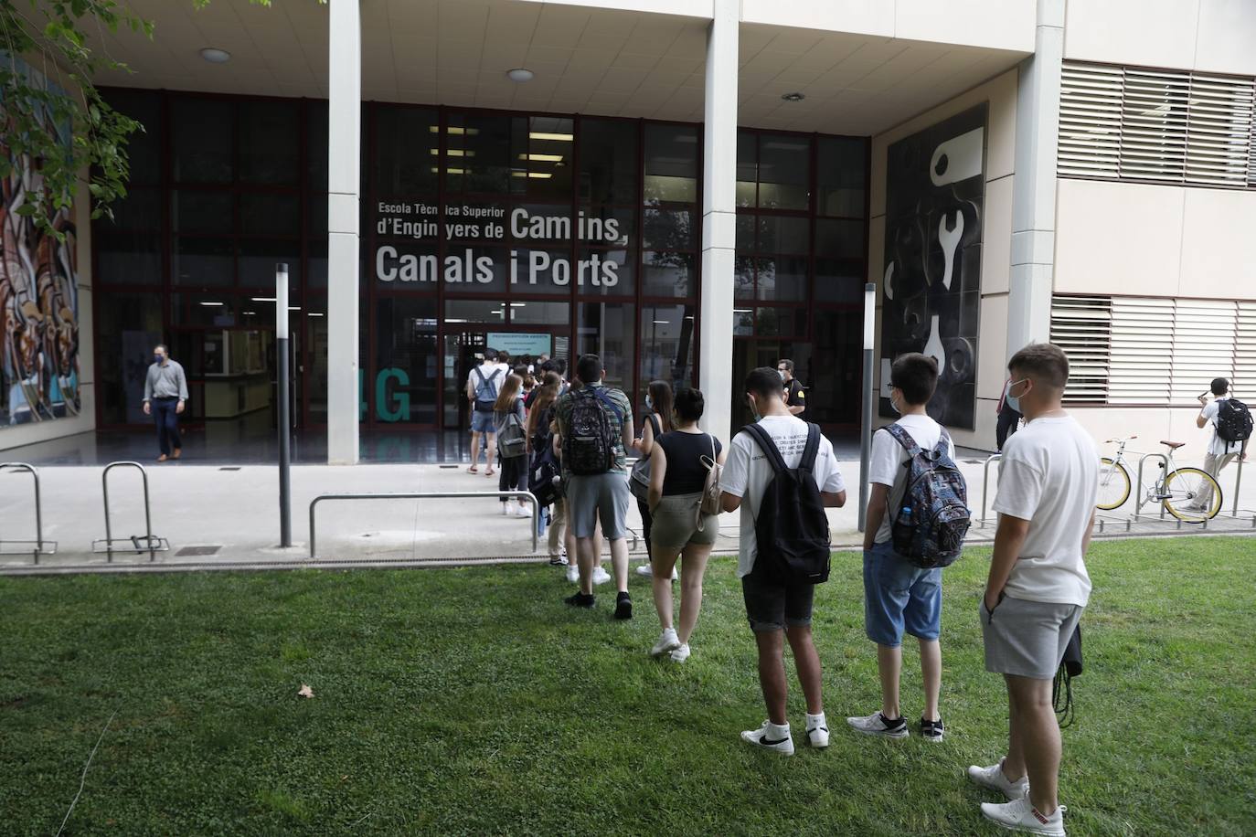 Las Pruebas de Acceso a la Universidad (PAU), la selectividad, han arrancado este martes en los campus de las cinco instituciones públicas con el examen de Historia de España. Un total de 24.557 estudiantes se han matriculado en las pruebas, que se prolongarán hasta el jueves. 