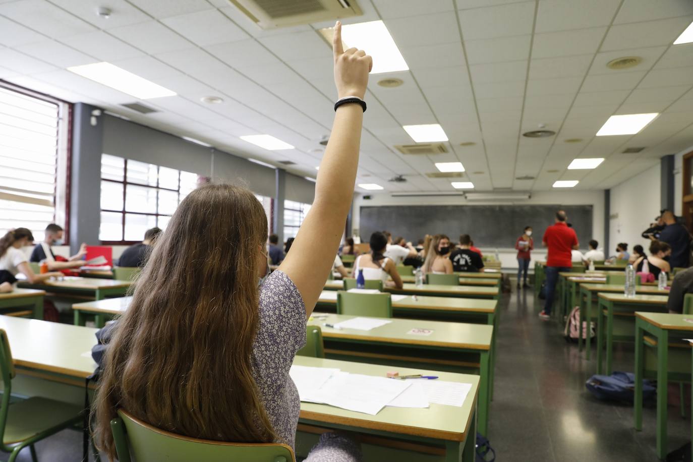 Las Pruebas de Acceso a la Universidad (PAU), la selectividad, han arrancado este martes en los campus de las cinco instituciones públicas con el examen de Historia de España. Un total de 24.557 estudiantes se han matriculado en las pruebas, que se prolongarán hasta el jueves. 