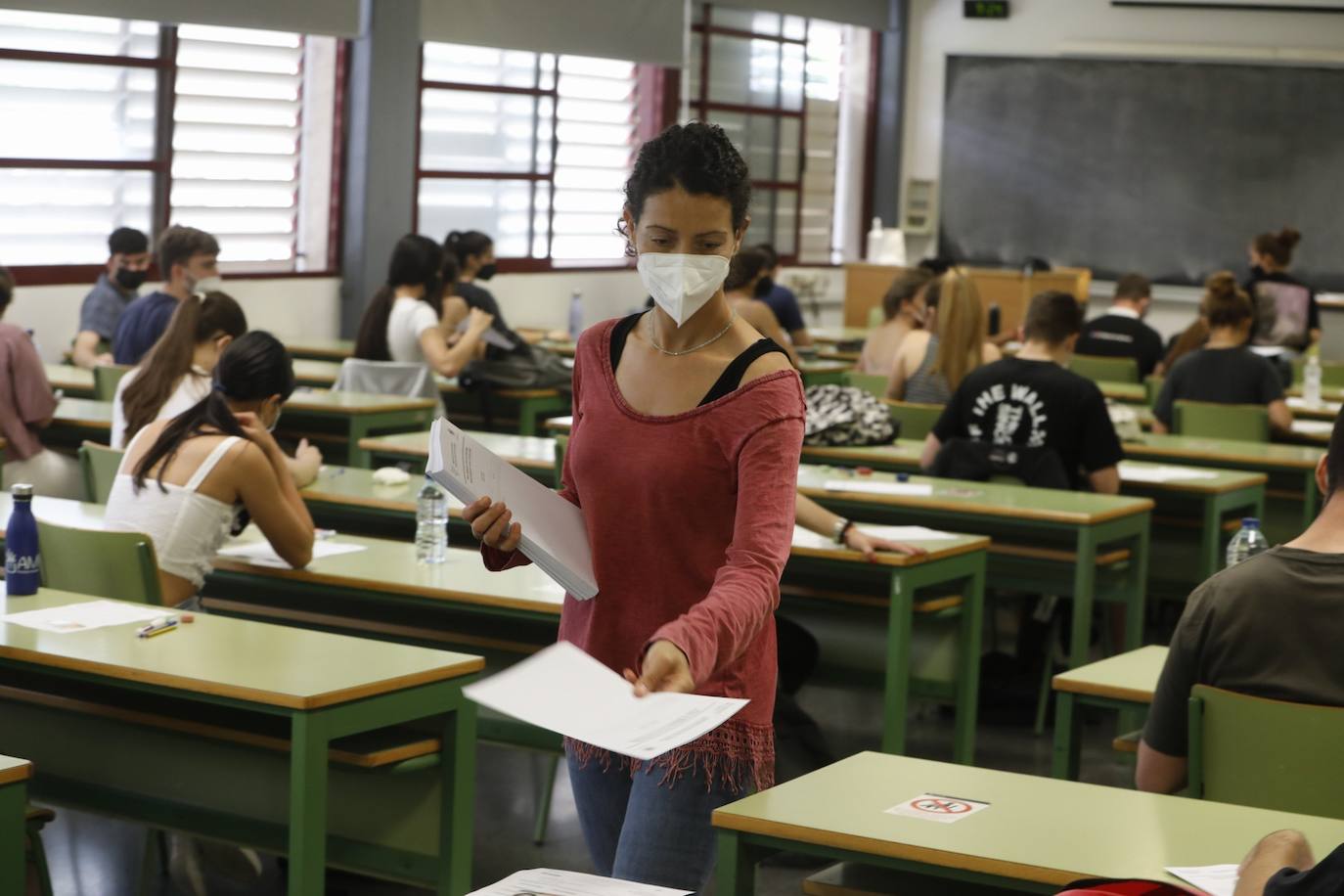 Las Pruebas de Acceso a la Universidad (PAU), la selectividad, han arrancado este martes en los campus de las cinco instituciones públicas con el examen de Historia de España. Un total de 24.557 estudiantes se han matriculado en las pruebas, que se prolongarán hasta el jueves. 