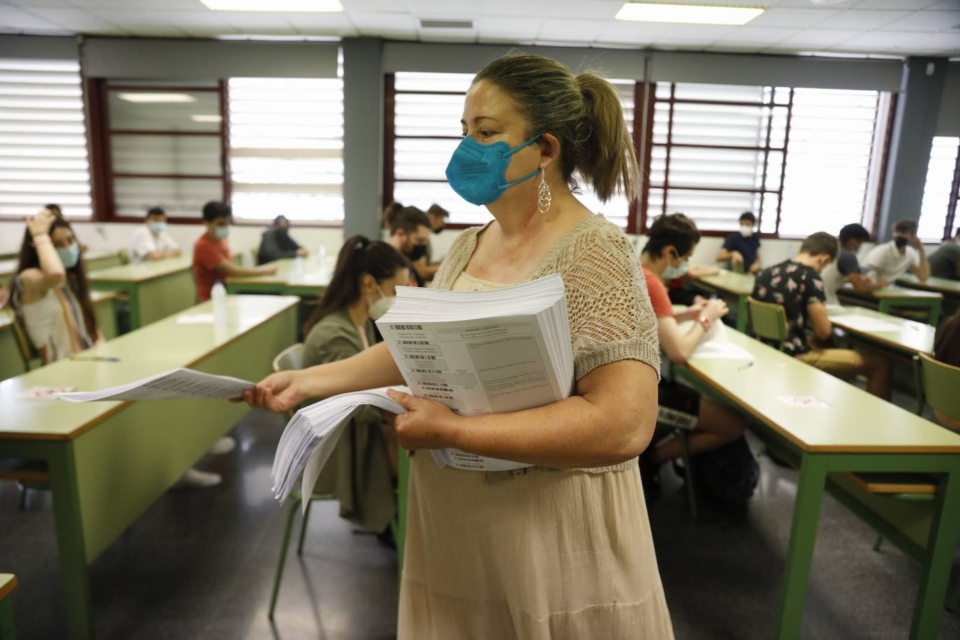 Las Pruebas de Acceso a la Universidad (PAU), la selectividad, han arrancado este martes en los campus de las cinco instituciones públicas con el examen de Historia de España. Un total de 24.557 estudiantes se han matriculado en las pruebas, que se prolongarán hasta el jueves. 