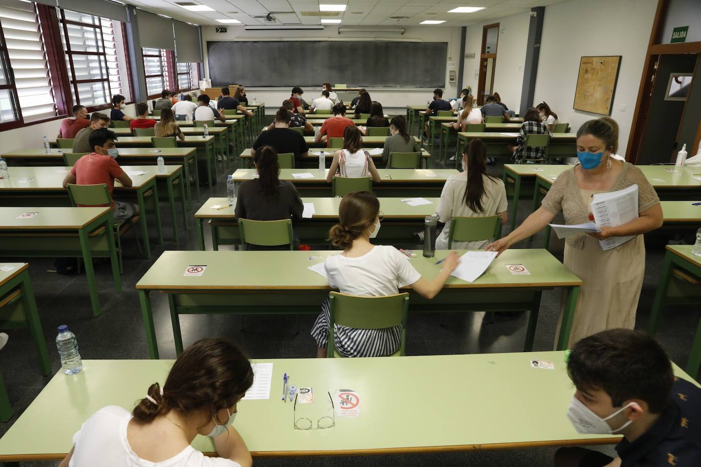 Las Pruebas de Acceso a la Universidad (PAU), la selectividad, han arrancado este martes en los campus de las cinco instituciones públicas con el examen de Historia de España. Un total de 24.557 estudiantes se han matriculado en las pruebas, que se prolongarán hasta el jueves. 