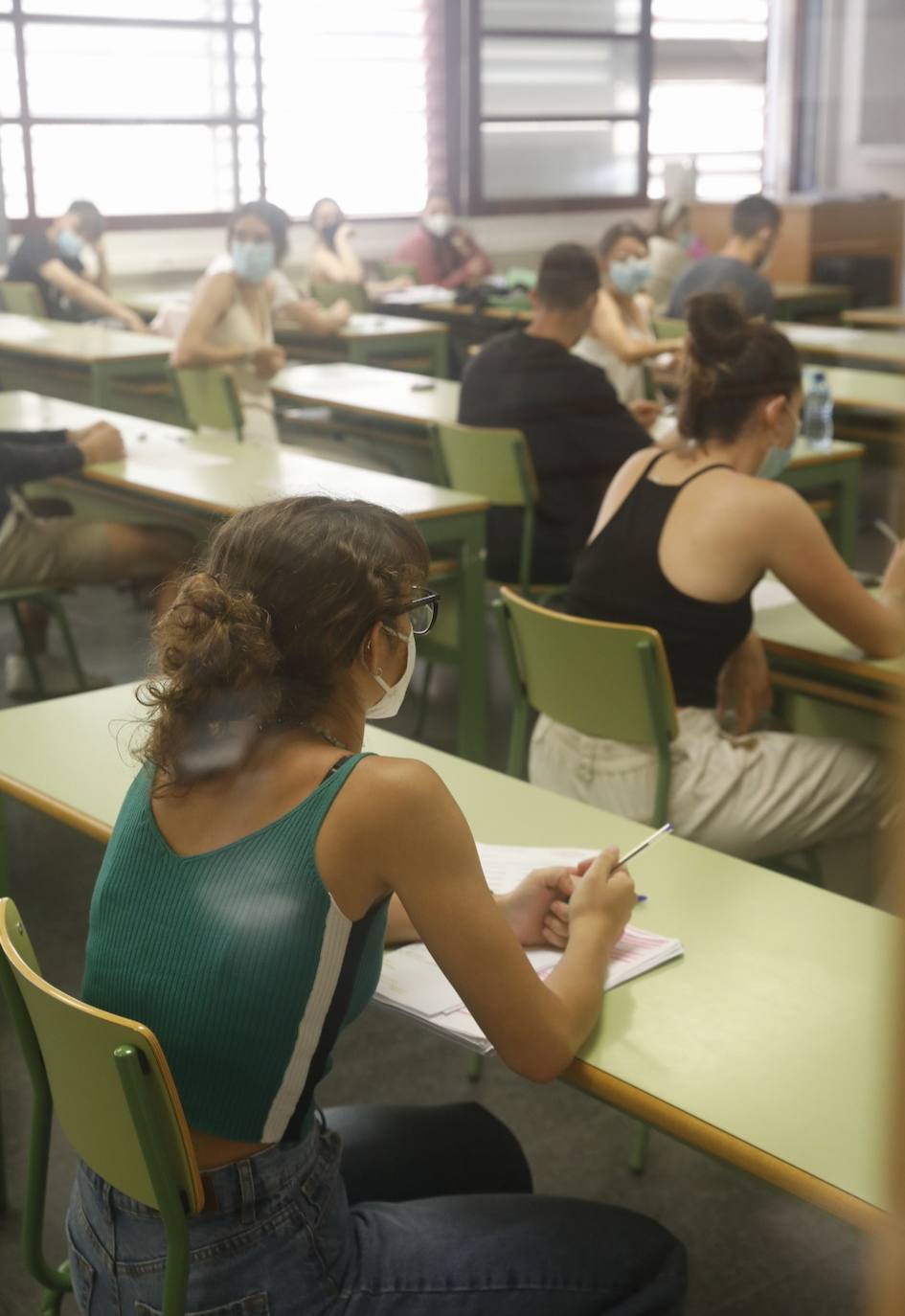 Las Pruebas de Acceso a la Universidad (PAU), la selectividad, han arrancado este martes en los campus de las cinco instituciones públicas con el examen de Historia de España. Un total de 24.557 estudiantes se han matriculado en las pruebas, que se prolongarán hasta el jueves. 