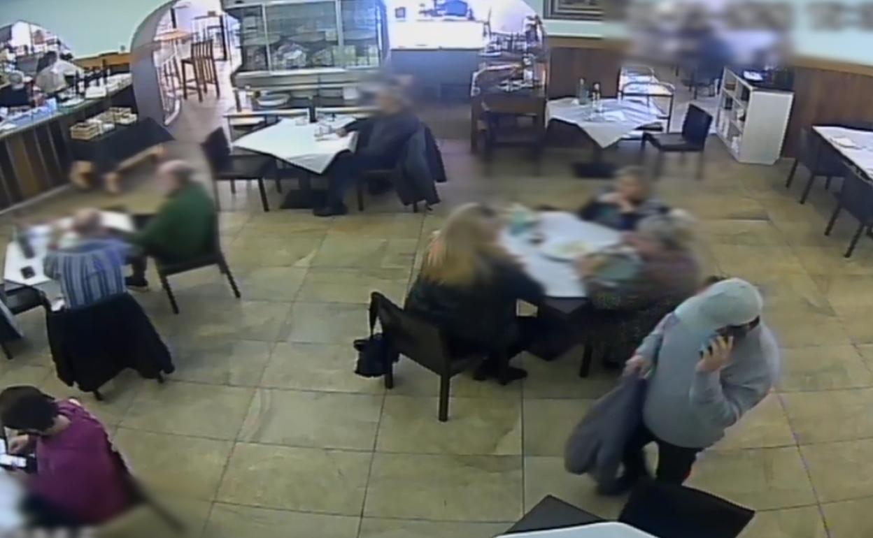 Las cámaras de vigilancia del restaurante grabaron al presunto autor del robo. 