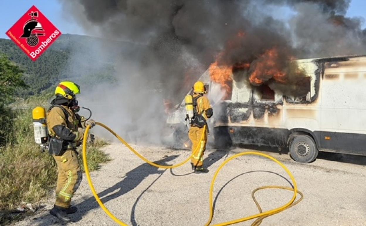 Los bomberos tratan de sofocar las llamas del vehículo. 