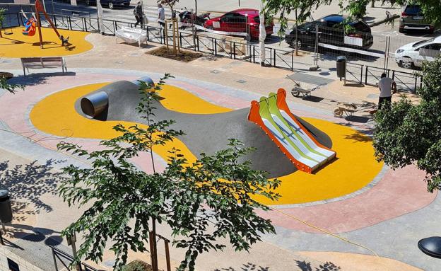 Así es el nuevo parque de Patraix: con rosa de los vientos, toboganes y tronco-bancos