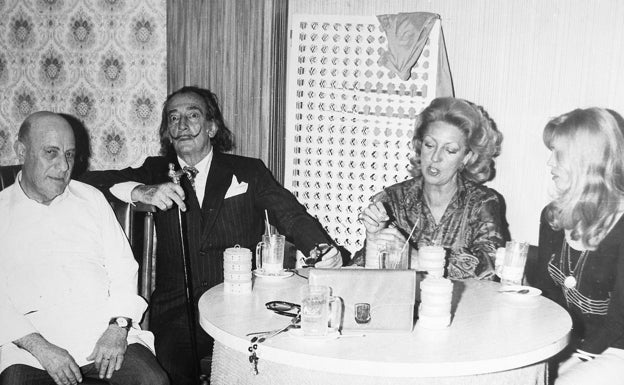 Imagen principal - Salvador Dalí degustando una horchata, junto a Daniel Tortajada Aguilar y su mujer. 