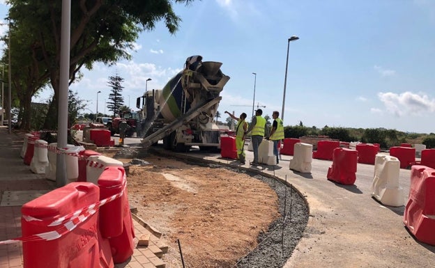 A primera hora los obreros estaban vertiendo hormigín para acabar una acera. 