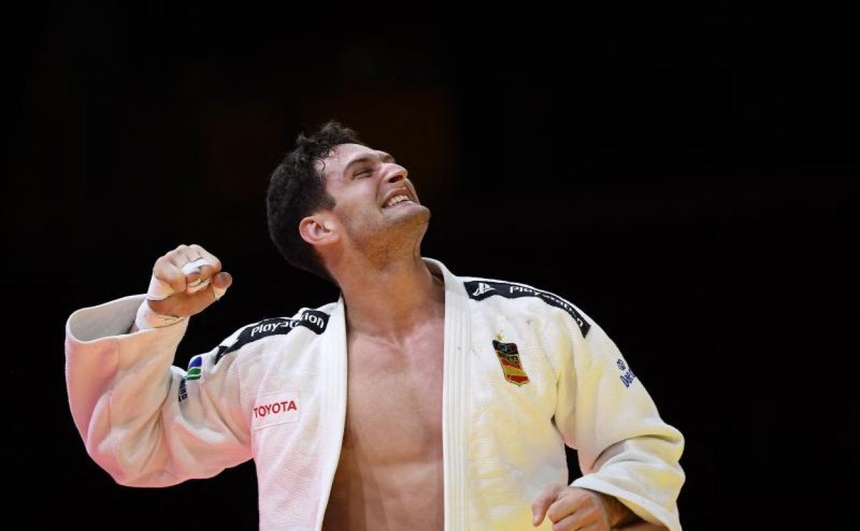 Niko Shera celebra la medalla de oro conquistada en el Mundial de Hungría. 