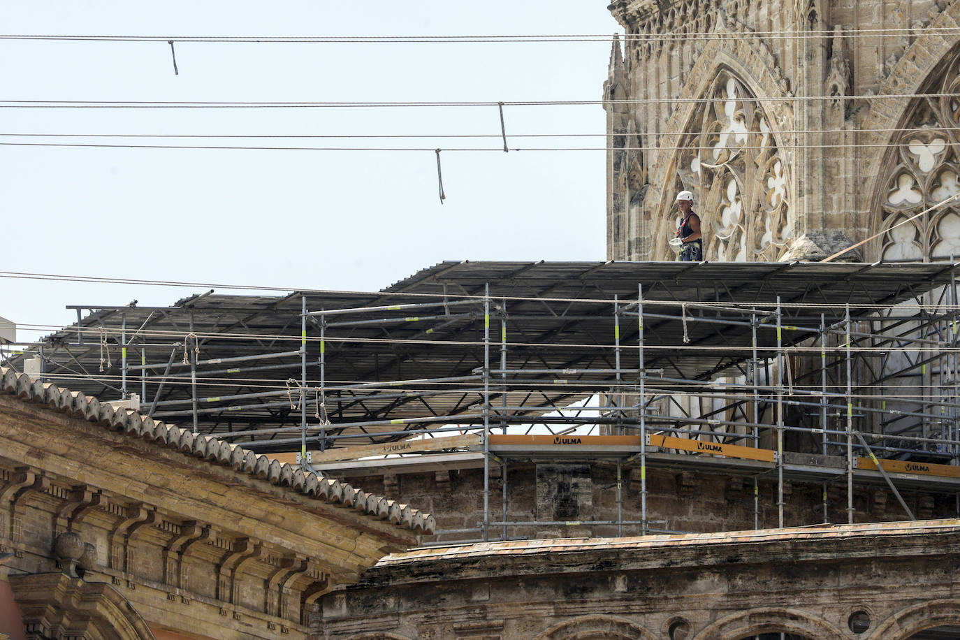 Obras para localizar las goteras en la cubierta de la catedral de Valencia. 