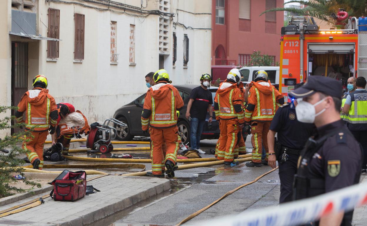 El fuego afectó al bloque de viviendas sociales del barrio del Raval de Algemesí. 