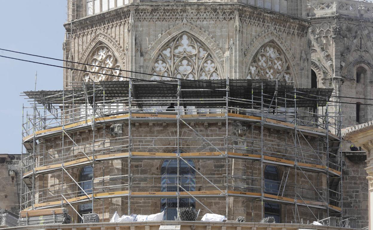 Andamio en la catedral para reparar las goteras. 