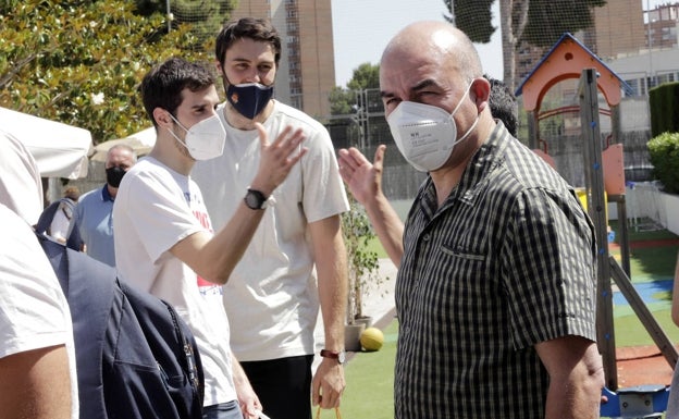 Vives, Tobey y Ponsarnau, a la salida de la comida de equipo en Mas Blayet. 