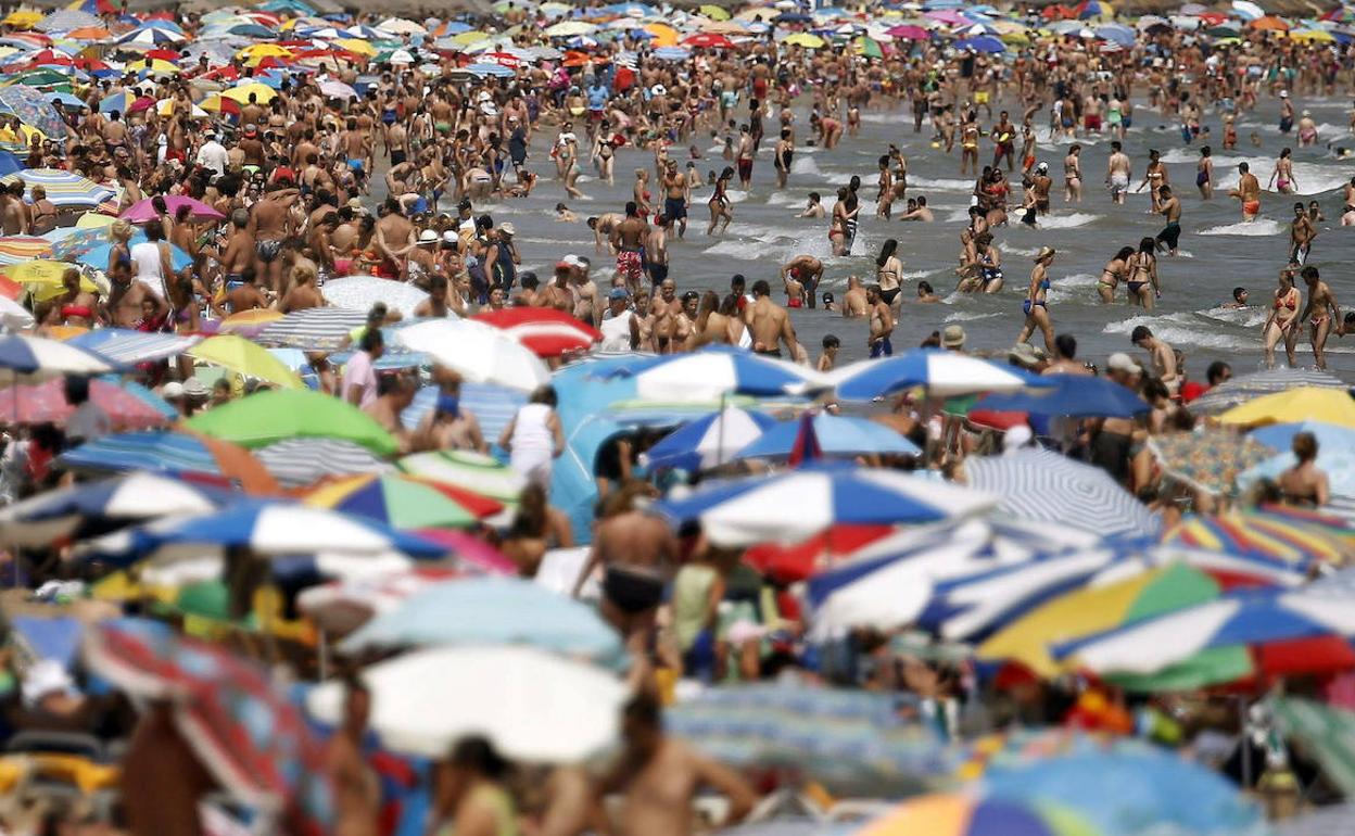 Una de las imágenes típicas del verano. La Malvarrosa atiborrada. 