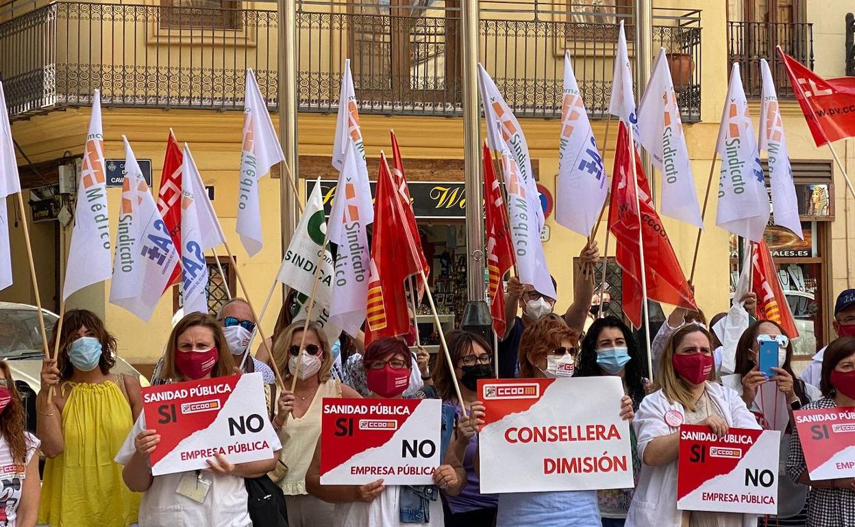 Personal sanitario, en la protesta de este viernes a las puertas del Palau de la Generalitat.