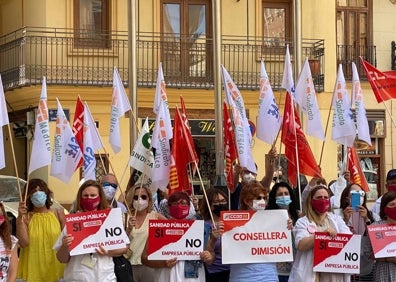 Imagen secundaria 1 - Algunos de los sindicatos presentes en la protesta.
