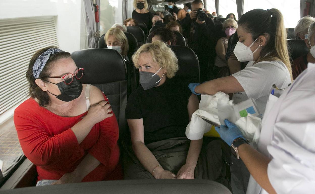 Personal de enfermería durante la vacunación en un autobús en el centro de inmunización masiva de la Ciudad de las Artes y las Ciencias de Valencia.