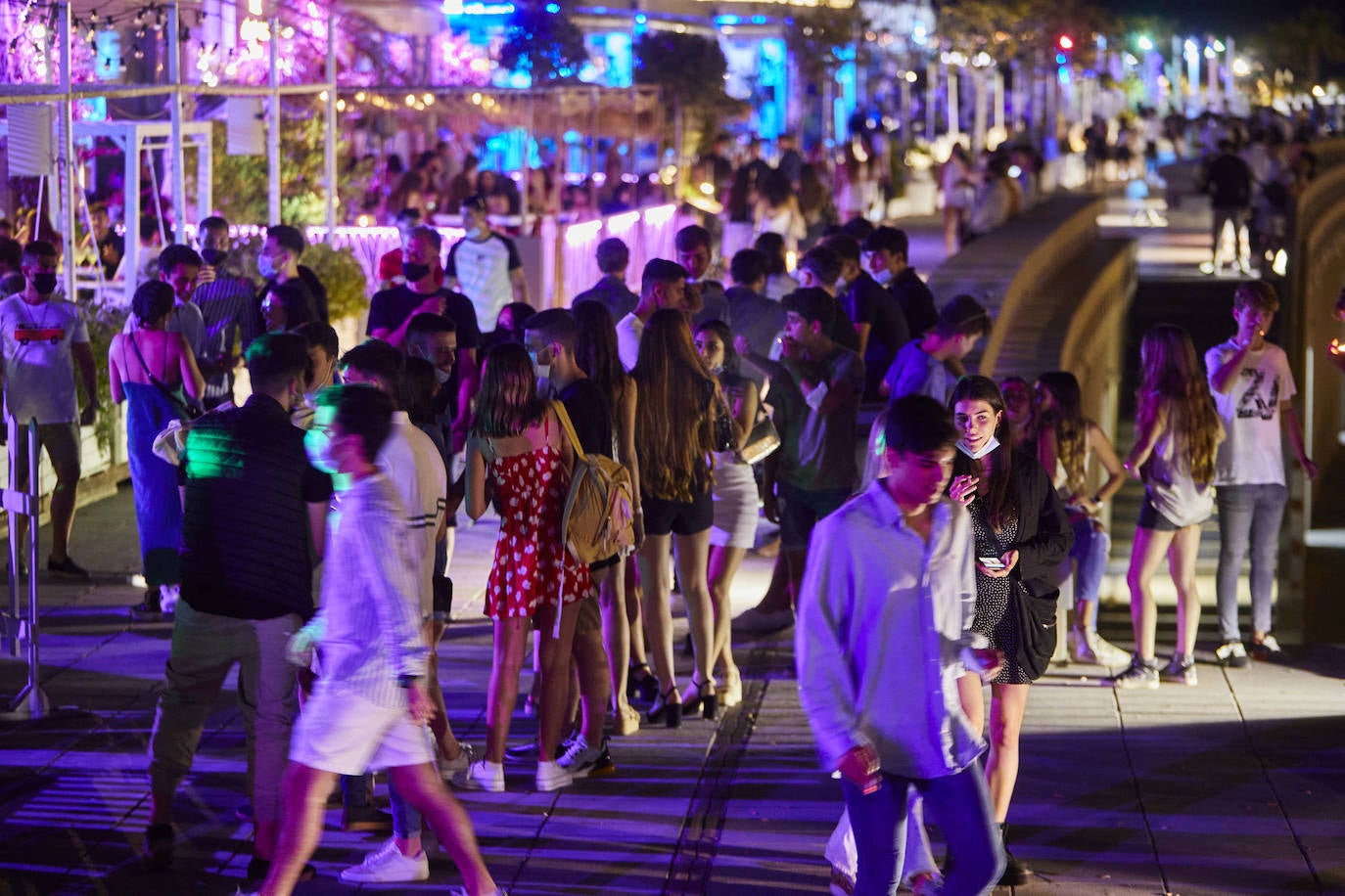 A las puertas del primer fin de semana sin toque de queda, a las zonas de ocio de Cánovas, Honduras y La Marina vuelve el ambiente de fiesta con presencia policial. 