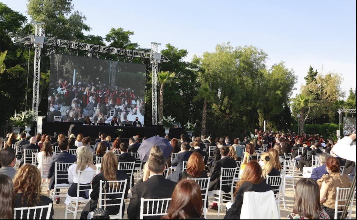 Asistentes al acto de juramento de la Constitución. 