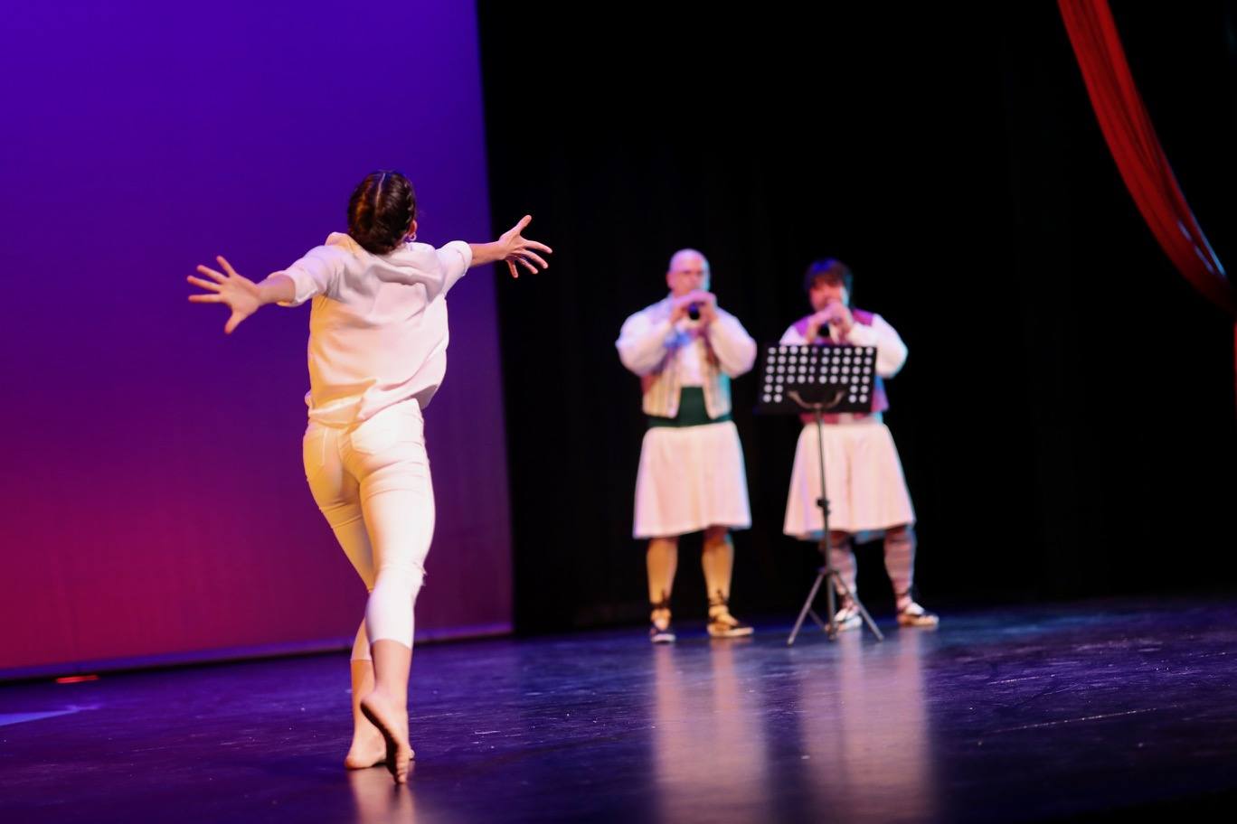 Este sábado, 12 de junio, se ha celebrado el acto de la Gala de la Cultura, al que ha asistido la fallera mayor infantil de Valencia, Carla García, junto a su corte de honor infantil y el presidente de Junta Central Fallera, Carlos Galiana. Se han entregado los premios del Concurso Literario, de Declamación, Sabudets Fallers y Teatre infantil, entre otros. Por la tarde se celebra la gala con la fallera mayor de Valencia, Consuelo Llobell y su corte de honor. 