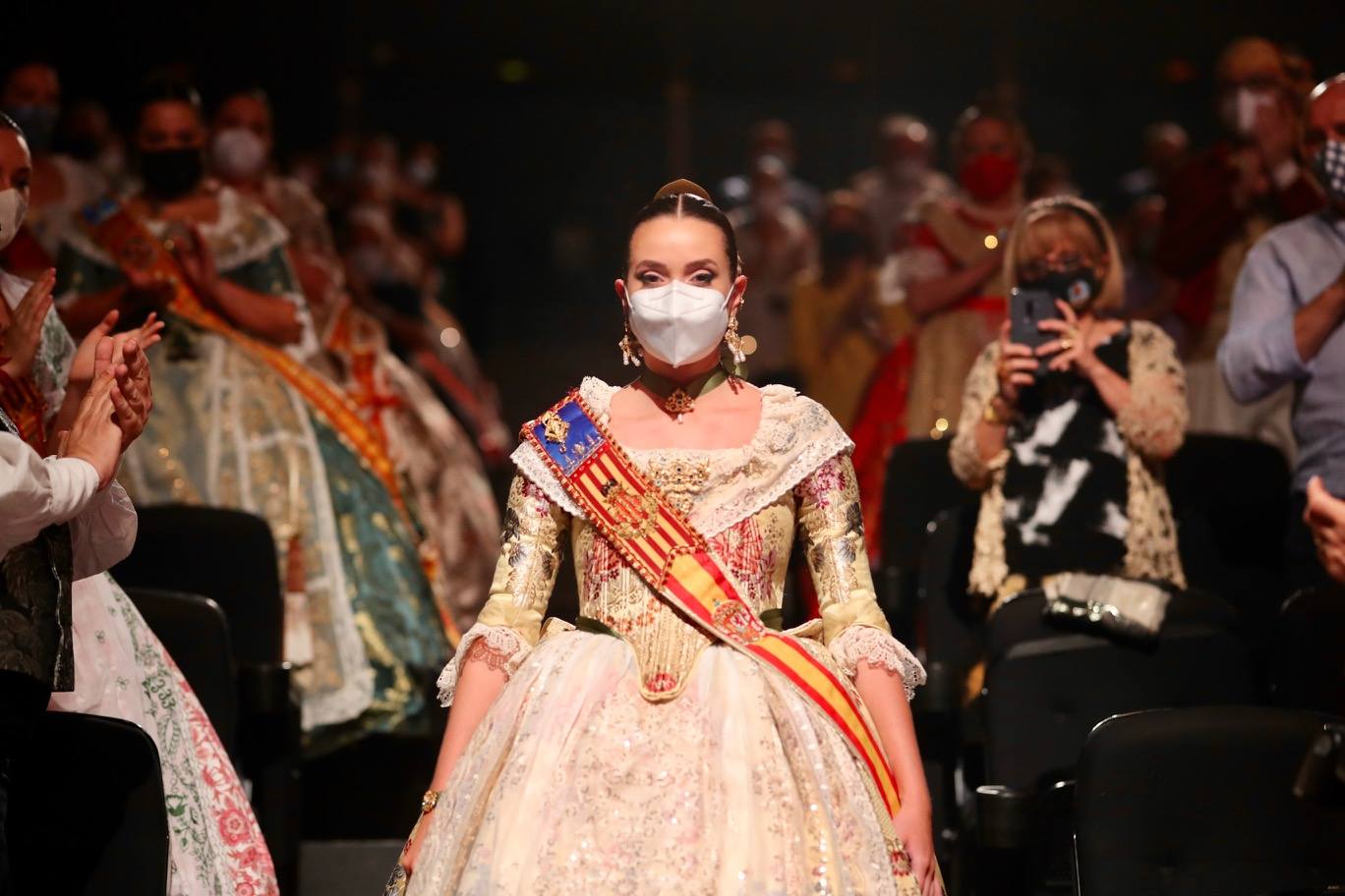 Este sábado, 12 de junio, se ha celebrado el acto de la Gala de la Cultura, al que ha asistido la fallera mayor infantil de Valencia, Carla García, junto a su corte de honor infantil y el presidente de Junta Central Fallera, Carlos Galiana. Se han entregado los premios del Concurso Literario, de Declamación, Sabudets Fallers y Teatre infantil, entre otros. Por la tarde se celebra la gala con la fallera mayor de Valencia, Consuelo Llobell y su corte de honor. 