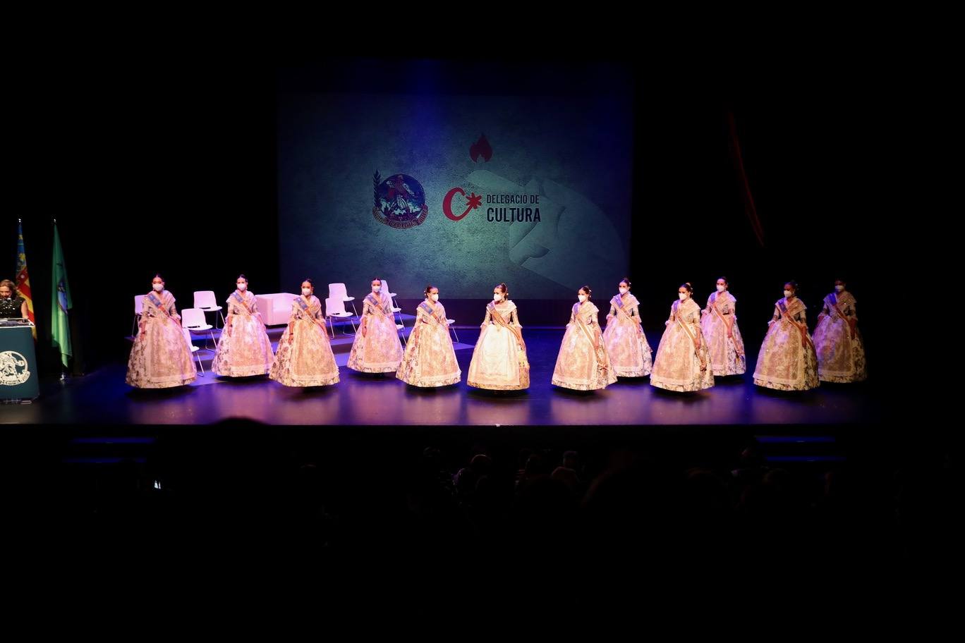 Este sábado, 12 de junio, se ha celebrado el acto de la Gala de la Cultura, al que ha asistido la fallera mayor infantil de Valencia, Carla García, junto a su corte de honor infantil y el presidente de Junta Central Fallera, Carlos Galiana. Se han entregado los premios del Concurso Literario, de Declamación, Sabudets Fallers y Teatre infantil, entre otros. Por la tarde se celebra la gala con la fallera mayor de Valencia, Consuelo Llobell y su corte de honor. 