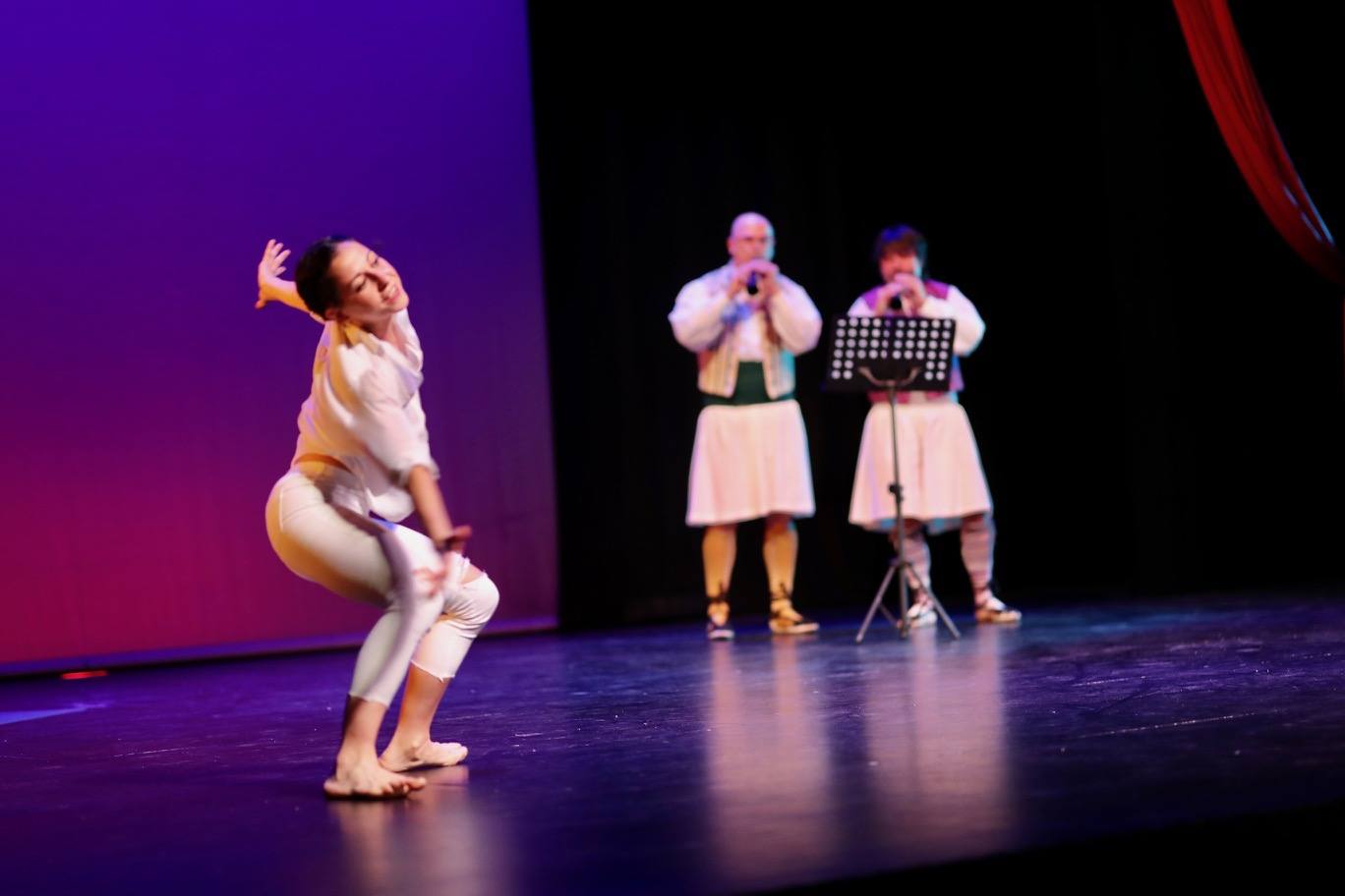 Este sábado, 12 de junio, se ha celebrado el acto de la Gala de la Cultura, al que ha asistido la fallera mayor infantil de Valencia, Carla García, junto a su corte de honor infantil y el presidente de Junta Central Fallera, Carlos Galiana. Se han entregado los premios del Concurso Literario, de Declamación, Sabudets Fallers y Teatre infantil, entre otros. Por la tarde se celebra la gala con la fallera mayor de Valencia, Consuelo Llobell y su corte de honor. 