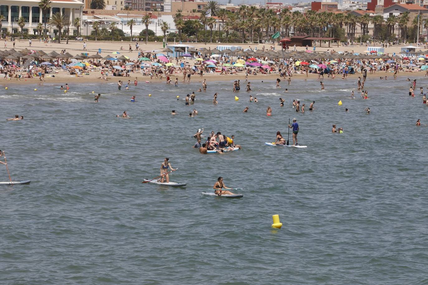 El buen tiempo y el fin de semana han dejado imágenes de las playas de Valencia llenas de gente. Muchas personas se han decantado por practicar algún deporte acuático, mientras que otras han preferido tomar el sol en la arena, donde costaba encontrar un sitio en el que plantar la sombrilla y la toalla. 