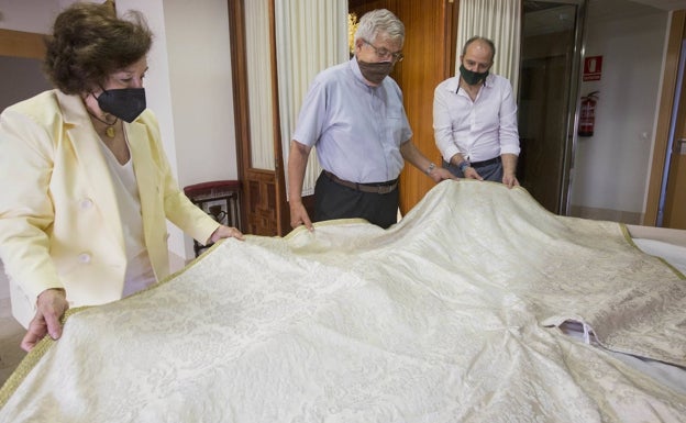 María Dolores Alfonso, Jaime Sancho y Francisco Perales contemplan uno de los mantos. 