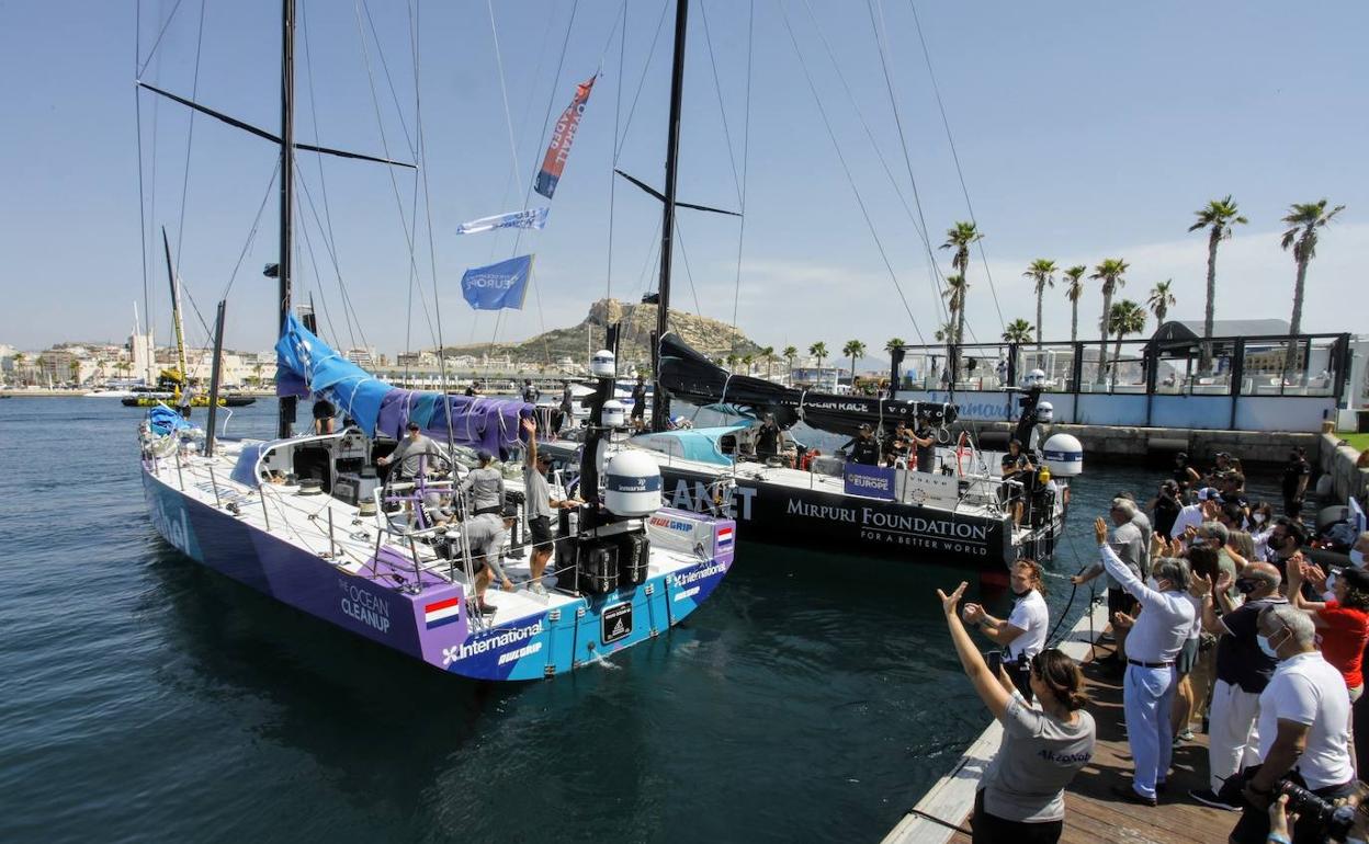 Las autoridades, familiares y equipos despiden a los participantes en la regata europea. 